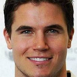 Robbie Amell age