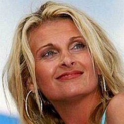 Linda Davis age