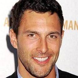 Noah Mills age