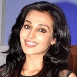 Flora Saini age